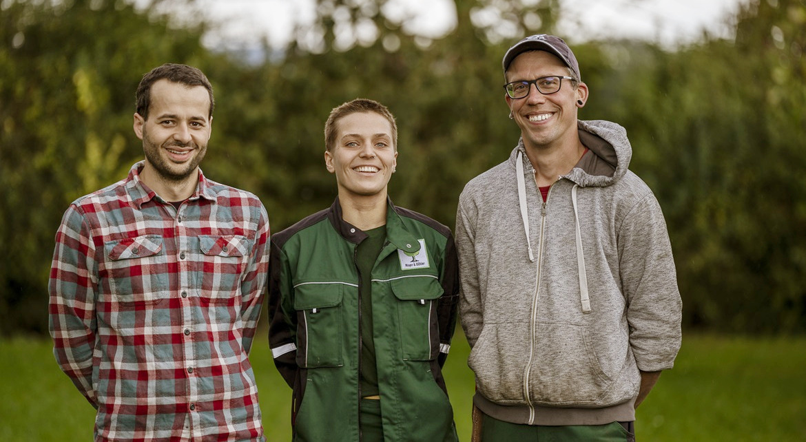 Auszubildende und Ausbilder im Garten- und Landschaftsbau bei Mayer & Bühler