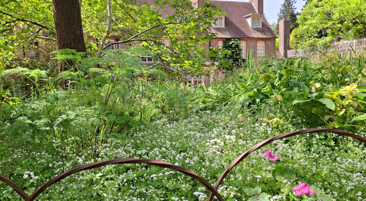 Naturgarten vor englischem Landhaus