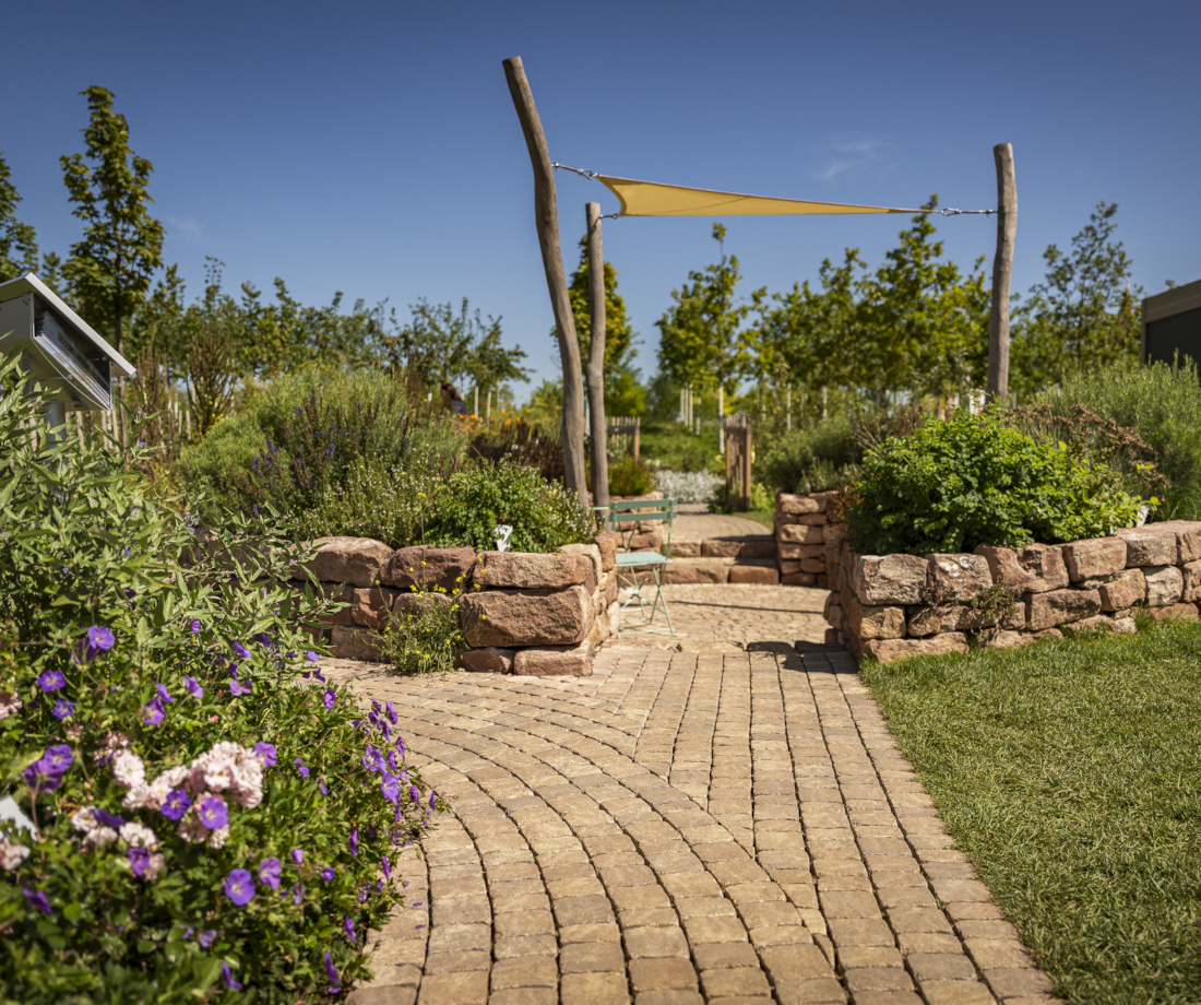 Baumschnitt, Baumpflege, Garten, Gärtner, Galabau, Landschaftsbau, Mannheim, Heidelberg, Pflasterarbeiten, Vorgarten, automatische Beregnungsanlage,  Bewässerungstechnik, Gartenbewässerungssystem, Rollrasen,  Tröpfchenbewässerung. Baumpflanzung